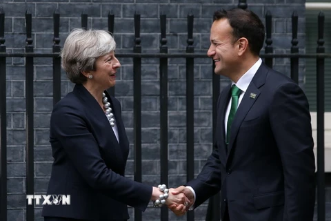 Thủ tướng Anh Theresa May (trái) và Thủ tướng Ireland Leo Varadkar trong cuộc gặp tại thủ đô London (Anh) ngày 25/9. (Nguồn: AFP/TTXVN)