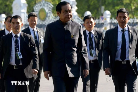 Thủ tướng Prayut Chan-O-cha (giữa) tới tòa nhà Văn phòng Chính phủ ở thủ đô Bangkok. (Nguồn: AFP/TTXVN)