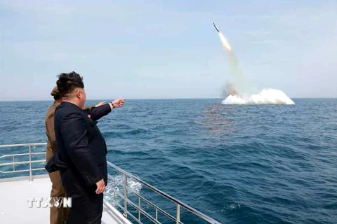 : Nhà lãnh đạo Kim Jong-un thị sát vụ phóng thử tên lửa từ tàu ngầm gần Sinpo, phía đông bắc Triều Tiên ngày 9/5. (Nguồn: EPA/TTXVN)
