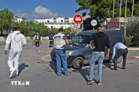Cảnh sát Tunisia điều tra tại hiện trường một vụ tấn công ở Tunis ngày 1/11. (Nguồn: AFP/TTXVN)
