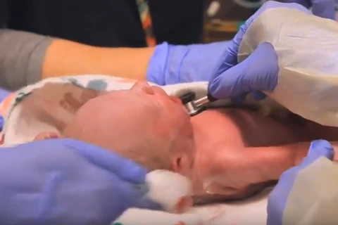 [Video] Người phụ nữ đầu tiên sinh con bằng tử cung được cấy ghép
