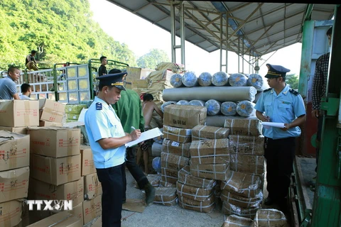 Kiểm tra hàng nhập khẩu tại Chi cục Hải quan cửa khẩu Cốc Nam (Cục Hải quan Lạng Sơn). (Ảnh minh họa: Hoàng Hùng/TTXVN)
