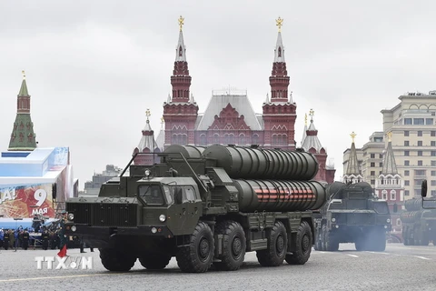 Hệ thống tên lửa phòng không S-400 của Nga trong lễ diễu binh kỷ niệm Ngày chiến thắng tại Moskva ngày 9/5. (Nguồn: AFP/TTXVN)
