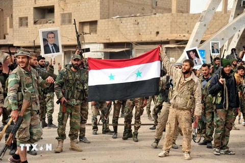 Binh sỹ quân đội Chính phủ Syria sau khi giành quyền kiểm soát thành phố al-Bukamal từ tay IS ngày 20/11. (Nguồn: THX/TTXVN)