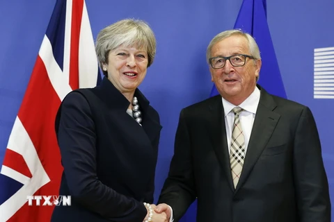  Thủ tướng Anh Theresa May và Chủ tịch Chủ tịch Ủy ban châu Âu (EC) Jean-Claude Juncker. (Nguồn: THX/TTXVN)