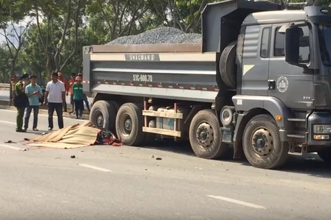 [Video] Hiện trường vụ tai nạn kinh hoàng xe máy lao vào xe ben