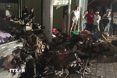 Hiện trường vụ cháy chợ nông sản tại thành phố Cà Mau đêm 8/11. (Ảnh: Huỳnh Thế Anh/TTXVN)