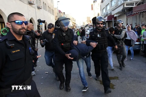 Cảnh sát Israel khống chế người biểu tình bạo động tại Đông Jerusalem ngày 9/12. (Nguồn: THX/TTXVN)