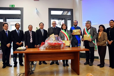 Đoàn các đại sứ ASEAN chụp ảnh lưu niệm với các quan chức thành phố Parma và lãnh đạo Cosmoproject. (Ảnh: Quang Thanh/Vietnam+)