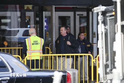 Cảnh sát Mỹ làm nhiệm vụ tại hiện trường vụ nổ bom ở New York ngày 11/12. (Nguồn: THX/TTXVN)