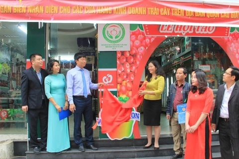 Hà Nội gắn biển nhận diện các cửa hàng kinh doanh trái cây an toàn 