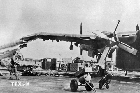 Máy bay vận tải C.119 của Mỹ ở Sân bay Tân Sơn Nhất bị đạn súng lớn của quân Giải phóng phá hủy (2/1968). (Ảnh:Tư liệu TTXGP)