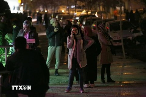 Người dân ra khỏi nhà và tập trung ngoài đường phố khi xảy ra động đất ở Tehran, Iran ngày 21/12. (Nguồn: AFP/TTXVN)
