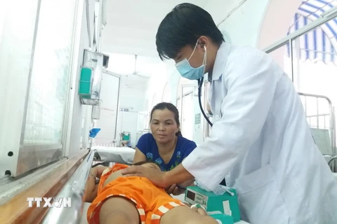 Bác sỹ Bệnh viện Nhi đồng 2 TP. Hồ Chí Minh thăm khám cho bệnh nhi mắc sốt rét. (Ảnh: Phương Vy/TTXVN)