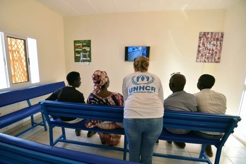 Một đại diện UNHCR nói chuyện với người tị nạn Libya. (Nguồn: yahoo.com)