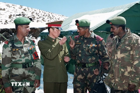 Binh sỹ Ấn Độ (thứ 2, phải) và binh sỹ Trung Quốc tại khu vực biên giới Ấn Độ-Trung Quốc ngày 30/10/2006. (Nguồn: AFP/TTXVN)