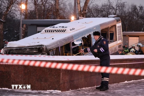Lực lượng chức năng làm nhiệm vụ tại hiện trường vụ xe buýt lao vào đường dành cho người đi bộ ở Moskva. (Nguồn: AFP/TTXVN)