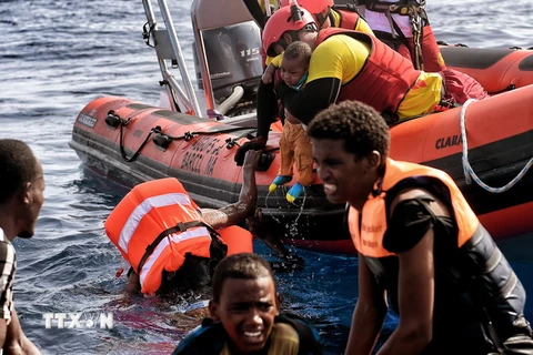  Người di cư được lực lượng cứu hộ Tây Ban Nha cứu tại vùng biển ngoài khơi Libya hồi tháng 11. (Nguồn: AFP/TTXVN)