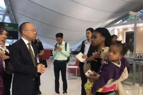  Phó giám đốc sân bay Suvarnabhumi, Kittipong Kittikachorn (trái) nói chuyện với gia đình Zimbabwe. (Nguồn: bangkokpost.com)