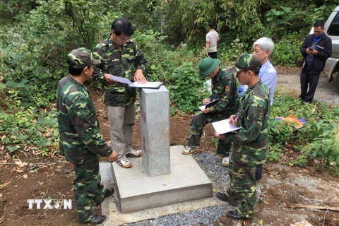 Ban Chỉ đạo Phân giới cắm mốc tỉnh Đắk Nông kiểm tra cột mốc phụ mới được xây dựng. (Ảnh: Ngọc Minh/TTXVN)