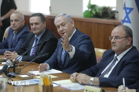 Thủ tướng Israel Benjamin Netanyahu (thứ 2, phải) trong cuộc họp nội các ở Jerusalem ngày 13/8. (Nguồn: EPA/TTXVN)