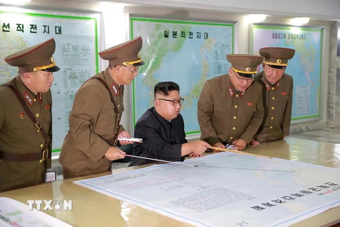 Nhà lãnh đạo Triều Tiên Kim Jong-un (giữa) trong cuộc họp với Tư lệnh các lực lượng chiến lược. (Nguồn: YONHAP/TTXVN)