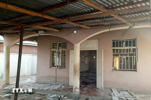 Hiện trường một vụ đánh bom liều chết tại một nhà thờ Hồi giáo ở thị trấn Mubi, bang Adamawa, phía Đông Bắc Nigeria ngày 21/11/2017. (Nguồn: @DaudaMYakubu1/TTXVN)