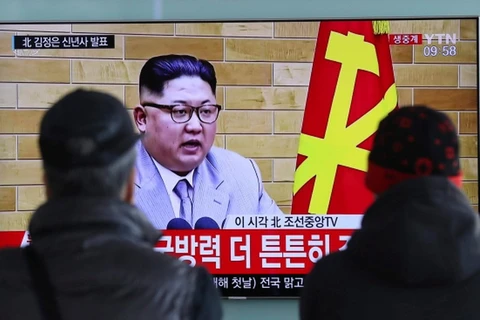 Người dân Hàn Quốc xem truyền hình đưa về bài phát biểu ngày đầu năm mới của lãnh đạo Triều Tiên Kim Jong-un tại Ga đường sắt Seoul hôm 1/1. (Nguồn: Associated Press)