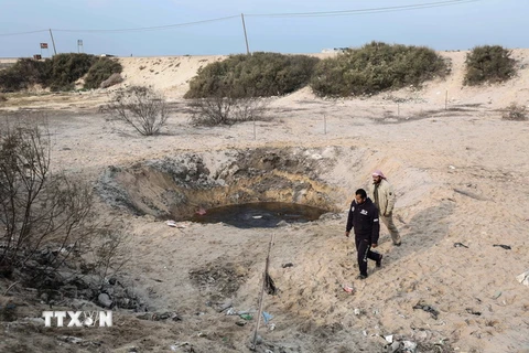Hiện trường một vụ không kích của Israel nhằm vào căn cứ của phòng trào Hamas tại thị trấn Khan Yunis, dải Gaza. (Nguồn: AFP/TTXVN)