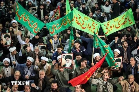 Người dân tuần hành ủng hộ Chính phủ tại Tehran, Iran ngày 30/12/2017. (Nguồn: AFP/TTXVN)