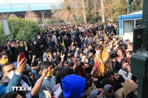Người dân biểu tình phản đối các vấn đề về kinh tế ở Tehran, Iran ngày 30/12/2017. (Nguồn AFP/TTXVN)