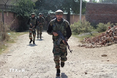 Binh sĩ Ấn Độ tuần tra tại Srinagar, thủ phủ mùa Hè của bang Kashmir do Ấn Độ kiểm soát. (Nguồn: THX/TTXVN)