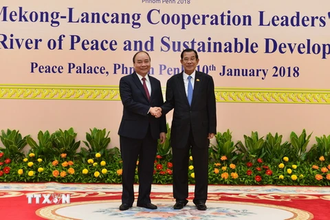 Thủ tướng Nguyễn Xuân Phúc gặp Thủ tướng Chính phủ Hoàng gia Campuchia Samdech Techo Hun Sen. (Ảnh: Thống Nhất/TTXVN) 