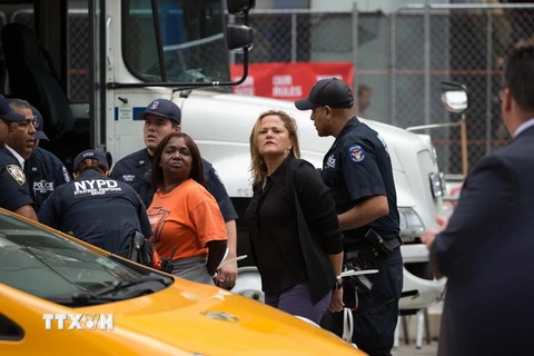 Cảnh sát bắt giữ những người biểu tình phản đối bãi bỏ DACA ở New York ngày 19/9/2017. (Nguồn: AFP/TTXVN)