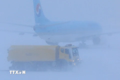 Tuyết rơi mù mịt tại sân bay quốc tế Jeju, Hàn Quốc ngày 11/1. (Nguồn: Yonhap/TTXVN)