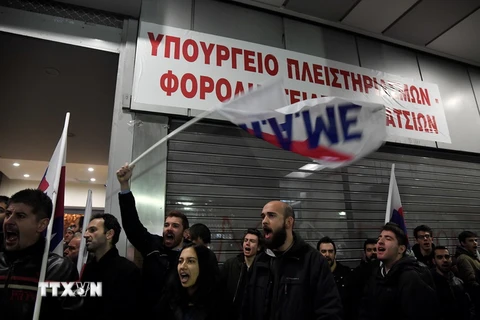 Người dân biểu tình phản đối cải cách tại Athens, Hy Lạp ngày 11/1. (Nguồn: AFP/TTXVN)