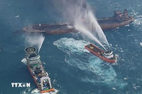 Tàu phòng vệ của Nhật Bản và tàu tuần tra Trung Quốc nỗ lực dập lửa cháy trên tàu Sanchi. (Nguồn: CNN/TTXVN)
