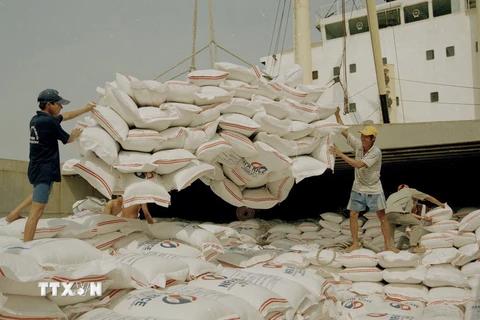 Bốc xếp gạo xuất khẩu tại cảng Sài Gòn. (Ảnh: Đình Huệ/ TTXVN)