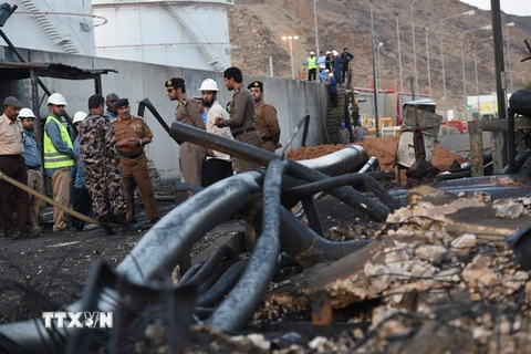  Cảnh đổ nát tại một trạm xăng ở Najran, Saudi Arabia sau khi bị trúng tên lửa phóng từ Yemen, ngày 27/8/2016. (Nguồn: AFP/TTXVN)
