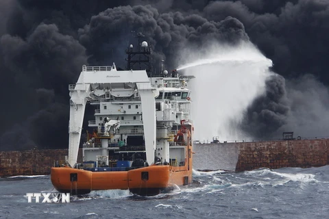 Tàu cứu hộ dập lửa cháy trên tàu chở dầu Sanchi ở ngoài khơi thành phố Thượng Hải, ngày 12/1. (Nguồn: THX/TTXVN)