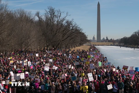 Người dân Mỹ tuần hành phản đối Tổng thống Mỹ Donald Trump nhân một năm cầm quyền của ông ở Washington, DC ngày 20/1. (Nguồn: UPI/YONHAP/TTXVN)