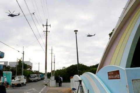 Trực thăng quân sự Mỹ bay gần trường tiểu học Futenma số 2 tại Ginowan, tỉnh Okinawa, Nhật Bản ngày 18/1. (Nguồn: Kyodo/TTXVN)