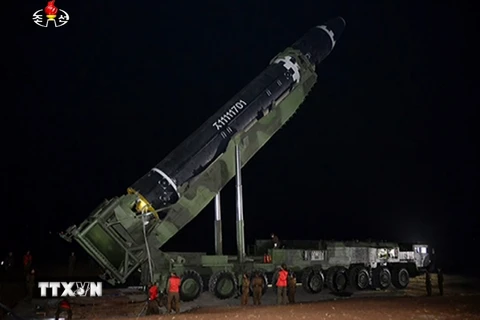  Tên lửa liên lục địa được đặt vào bệ phóng di động ở Triều Tiên, chuẩn bị cho vụ phóng. (Nguồn: YONHAP/TTXVN)