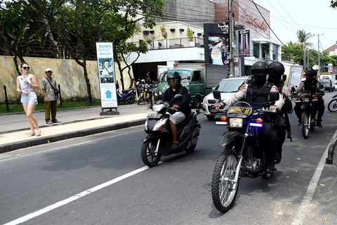 Cảnh sát đặc nhiệm Indonesia tuần tra tại Kuta gần Denpasar trên đảo Bali. (Nguồn: AFP/TTXVN)