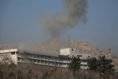 Khói bốc lên tại hiện trường vụ tấn công nhằm vào khách sạn Intercontinental ở Kabul ngày 21/1. (Nguồn: THX/TTXVN)