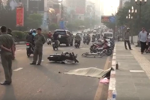 [Video] Người nước ngoài đi xe máy đâm vào xe đạp gây chết người