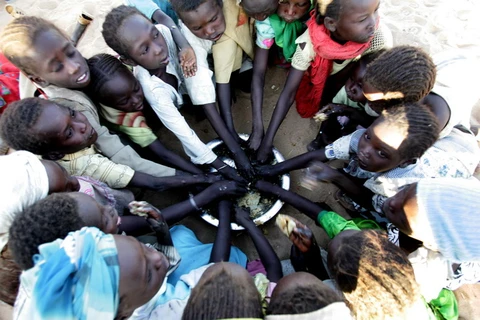 Trẻ em Nam Sudan trong một bữa ăn ở khu trại tạm Sakali thuộc thị trấn Nyala, vùng Darfur. (Nguồn: AFP/TTXVN)