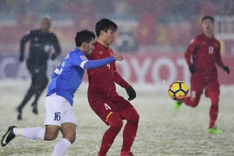Pha tranh bóng giữa Narzullaev Doniyorjon (trái) của U23 Uzbekistan với Bùi Tiến Dũng (giữa) của U23 Việt Nam trong trận chung kết giải Vô địch AFC U23 châu Á 2018. (Nguồn: AFP/TTXVN)