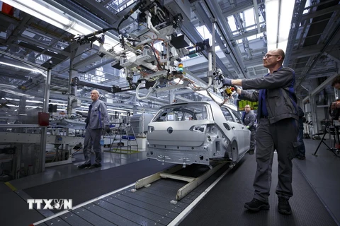  Dây chuyền sản xuất ô tô Volskwagen ở nhà máy của hãng tại Wolfsburg, miền trung Đức. (Nguồn: EPA/TTXVN)