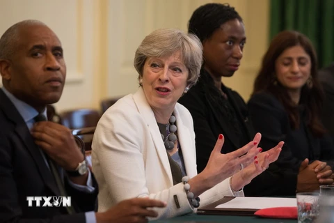 Thủ tướng Anh Theresa May (thứ 2, trái) trong cuộc họp nội các ở London. (Nguồn: AFP/TTXVN)